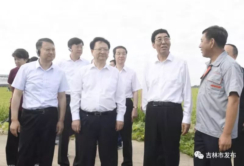市长刘非(后左二)的陪同下在吉林市宇丰米业有限责任公司参观考察