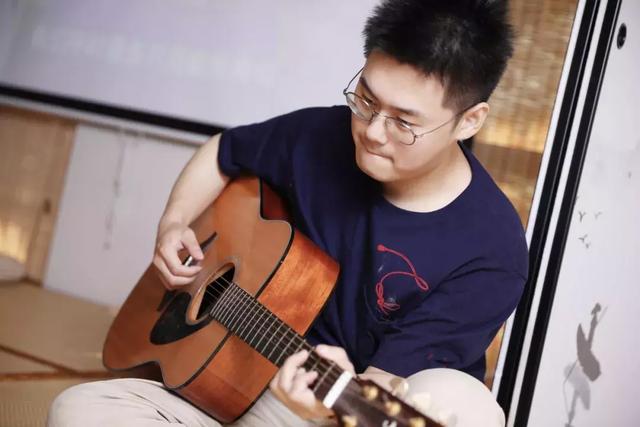90后的他是一位吉他老师,也给许多知名民谣歌手录过音.