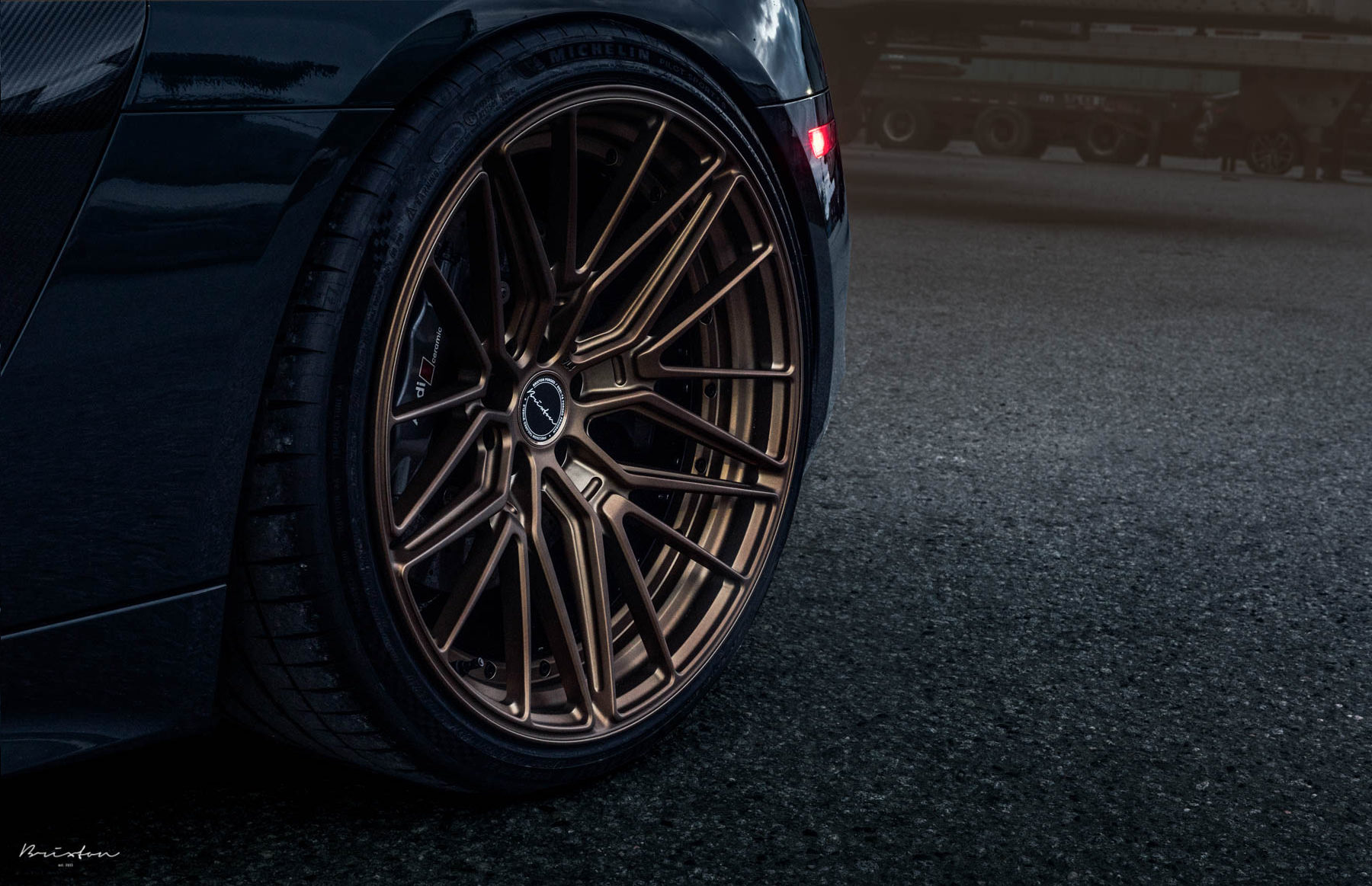 这辆奥迪r8是一个完美的案例深灰色车身和青铜色轮毂搭配