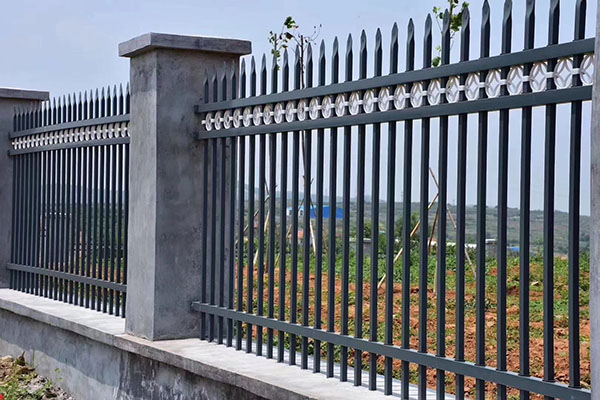 锌钢护栏可以用于除了阳台上的其他地方,比如园林护栏网,围墙铁艺(又