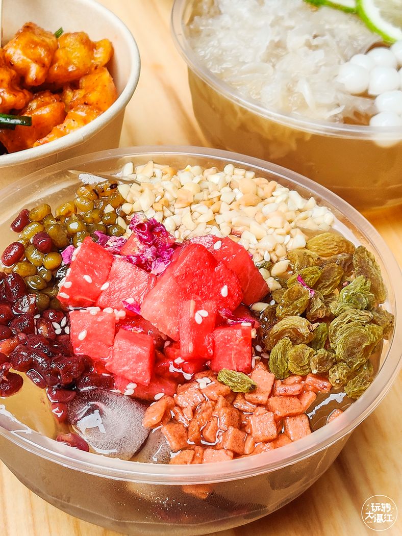 招牌玫瑰水果冰粉熬制的玫瑰红糖飘着阵阵清香,吃之前要先拌匀,糯糯的