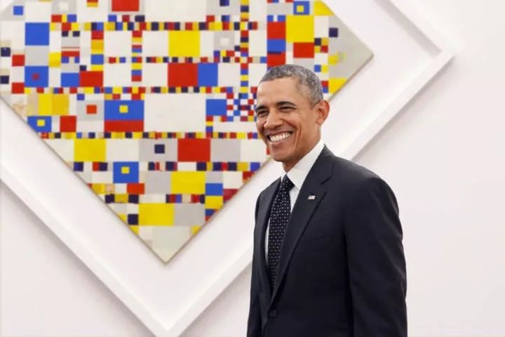 美国时任总统巴拉克·奥巴马参观海牙市立美术馆时,与《胜利之舞》