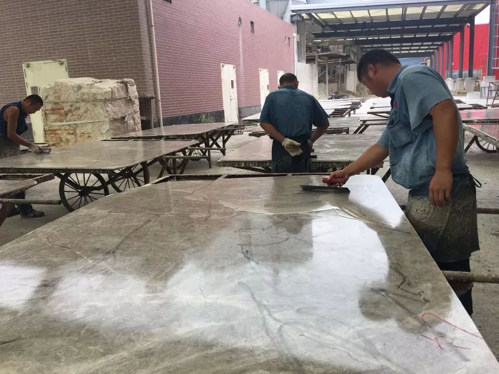 纤维网保护背网结合防护胶来保持石材的韧性,保证石材的贴合稳定性.