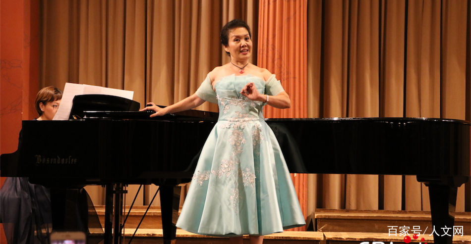 著名花腔女高音歌唱家吴霜带来《玛依拉变奏曲》合唱《回娘家》合唱