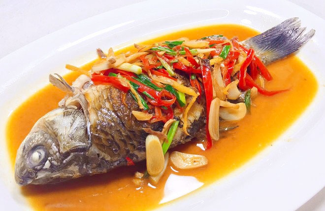 原汁原味的鲜美味道-清蒸鲫鱼5,待汤汁较稠,鱼也熟后,用盐和鸡粉稍加