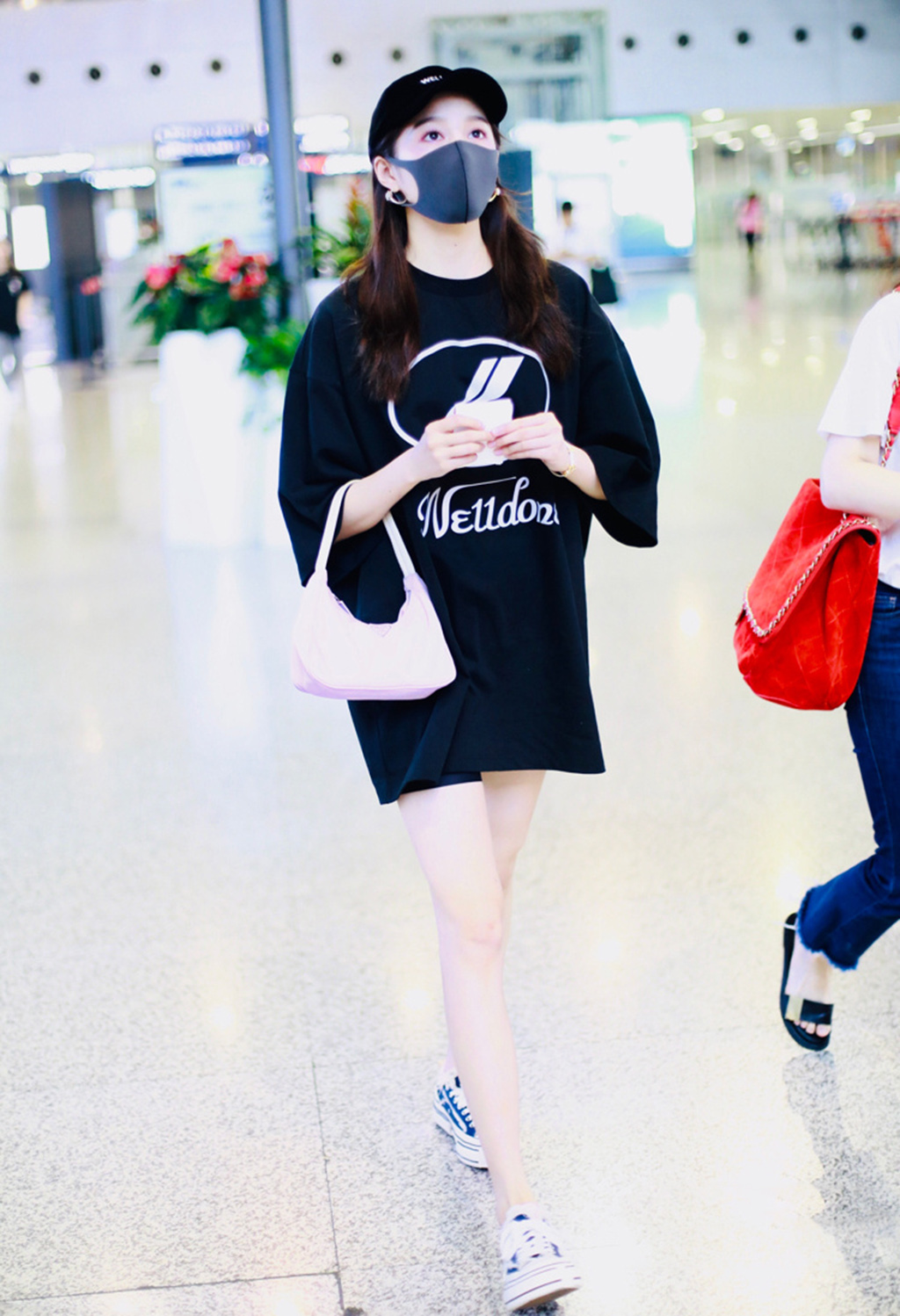 关晓彤穿黑色吊带纱裙代言内衣品牌现t台浪漫妩媚无限