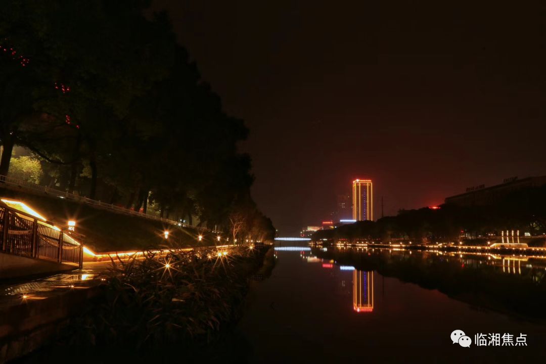 夜晚,临湘长安河拍下这样的