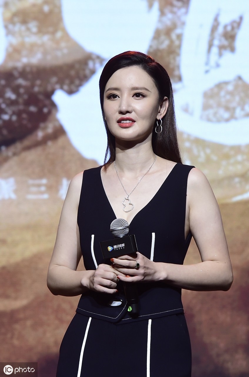 张萌红毯造型,吸引眼球