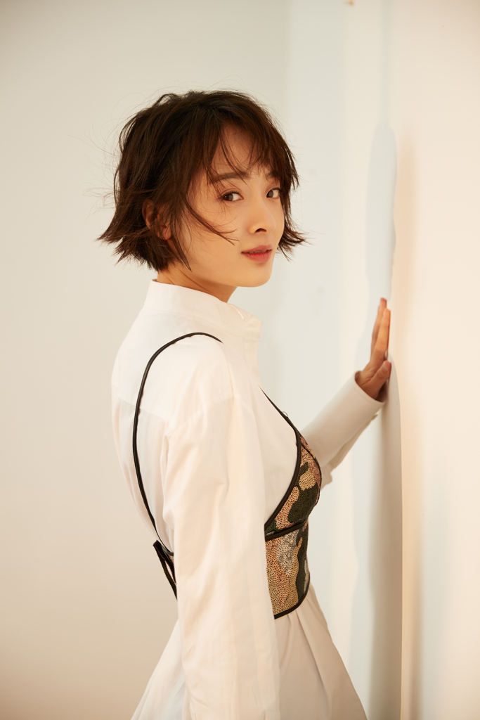 孙铱携新剧回归荧屏最新写真干净迷人