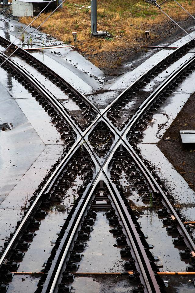 多股铁路与道路相交图片