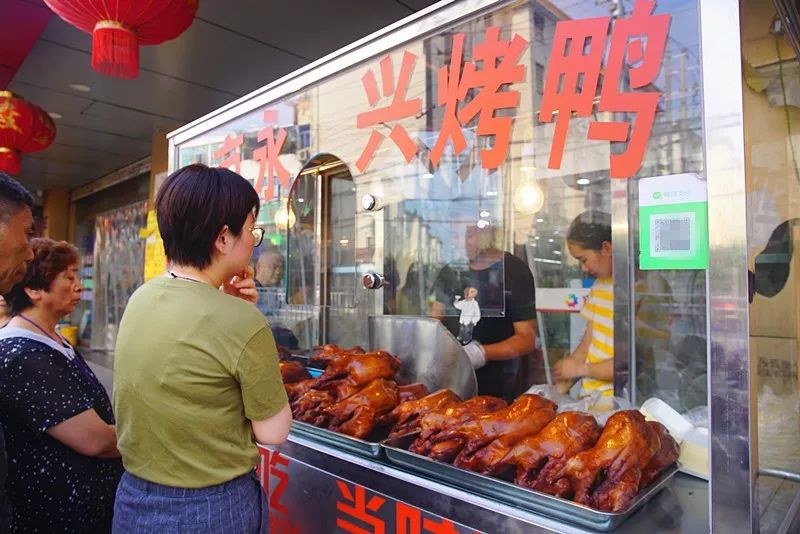 这辆每天只卖100只烤鸭的小推车老板是一对90后内含福利
