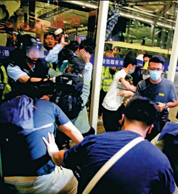港警机场解救游客遇暴徒阻挠 曾一度举枪自卫(图)