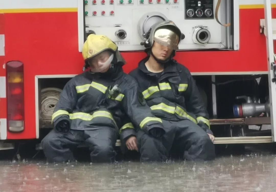 網友喊心疼!風雨中他們這樣睡著