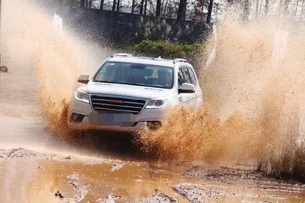 哈弗h9被渣土车拦腰撞击推行10几米车内人员毫发无伤