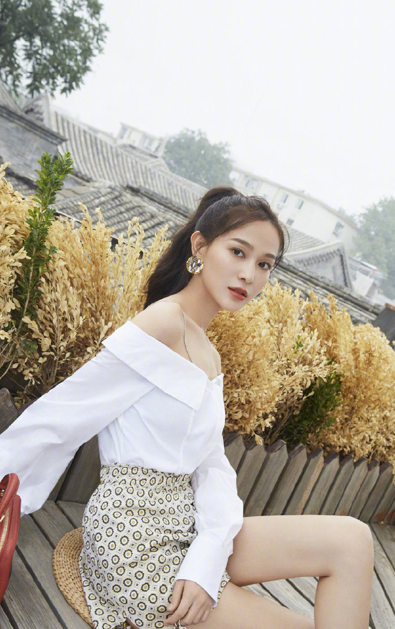 海铃性感一字肩衬衫,可爱迷人,夏日里的靓丽风景