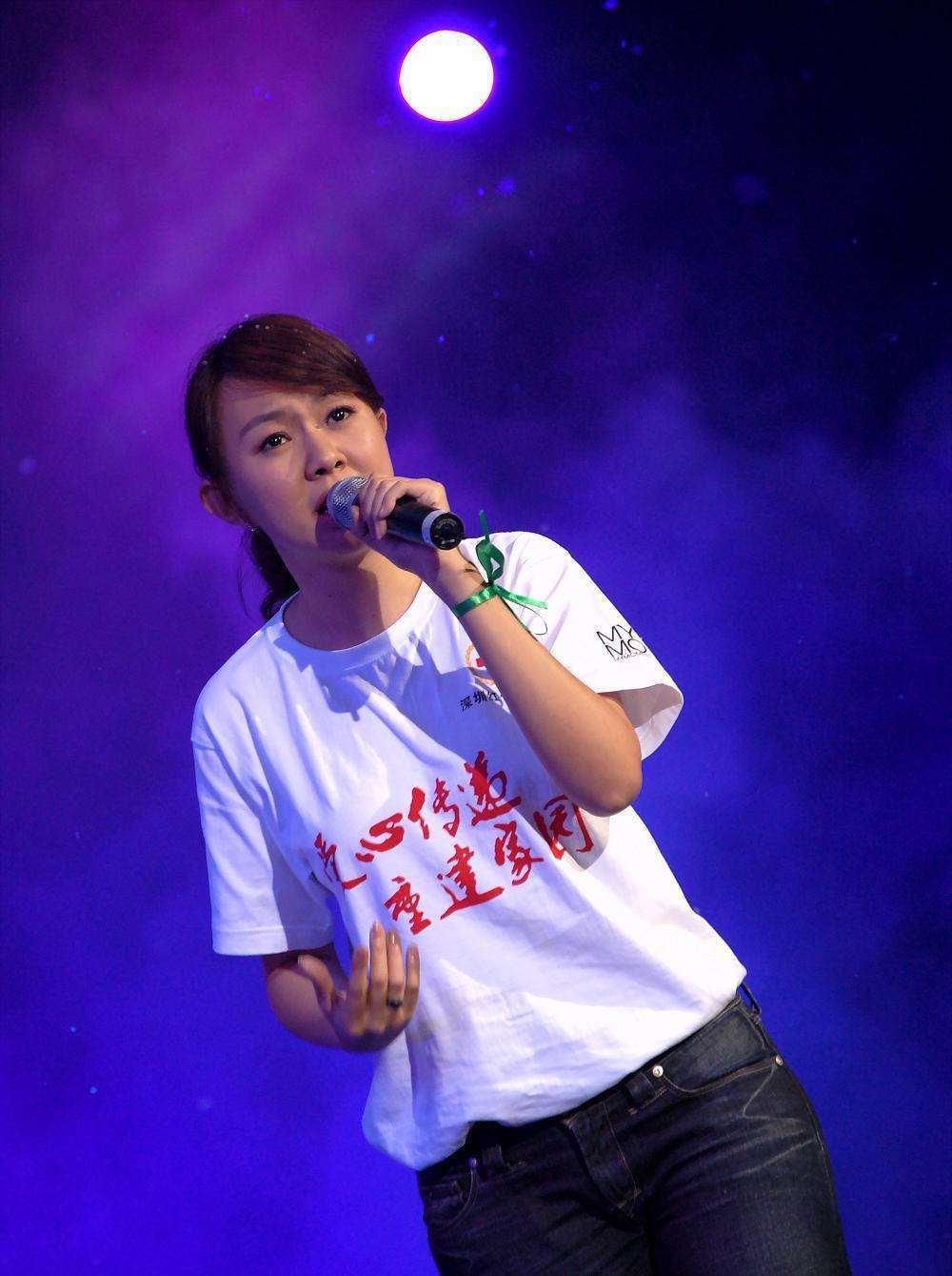 卓依婷机场近照曝光身材发福老态尽显打扮的像个老年人