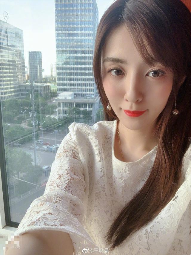 王晓晨近照需细看三遍鼻子突然增高网友长得和以前不一样了