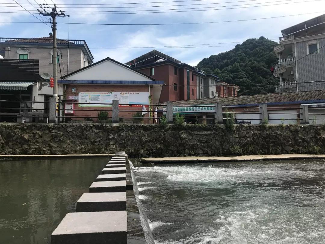 夏履里山溪是个有故事的他