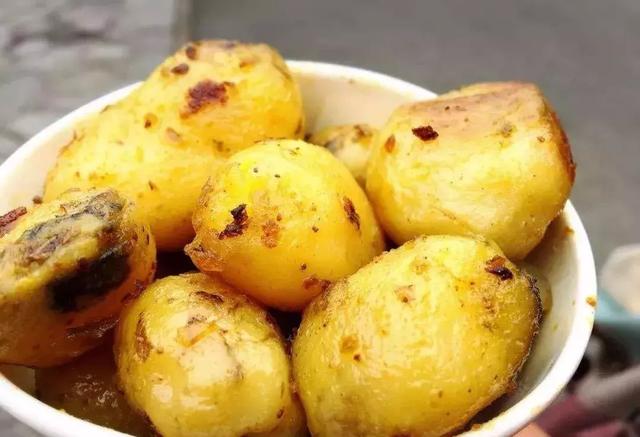 烤洋芋 /炸好后的洋芋粑粑,得配上特制的折耳根湿辣椒或者香辣的干