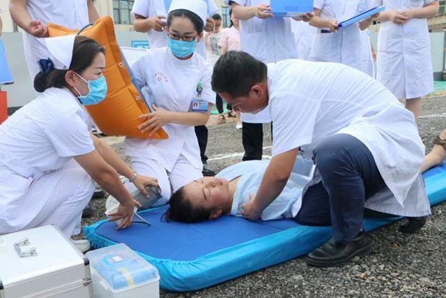 渭南市第二医院进行重大交通事故应急演练
