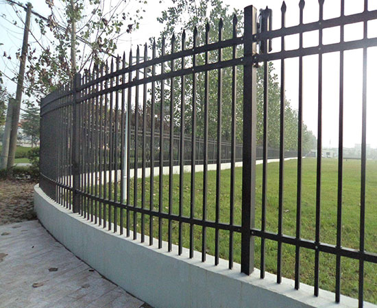 越来越多的家庭为了安全选择安装锌钢围墙护栏的原因