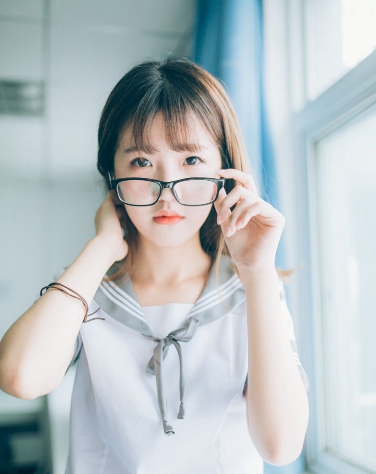 性感美女时尚写真眼镜少女校园制服笑容迷人清纯甜美养眼