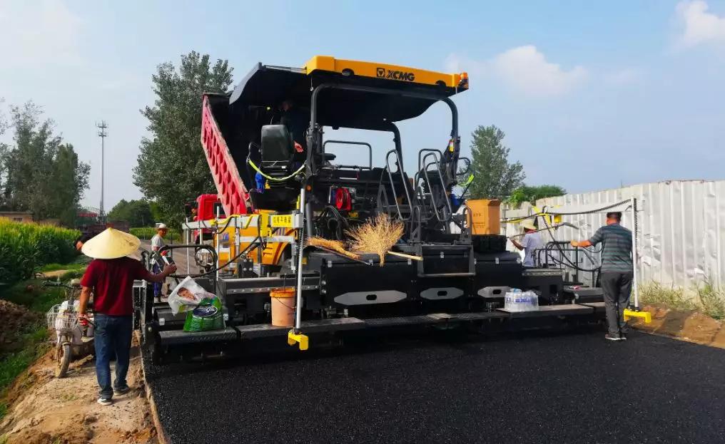 徐工沥青摊铺机增强型熨平板强势登陆河北大地!
