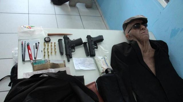 这名男子持塑料武器闯入银行并挟持多名人质,但是却放弃了抢劫