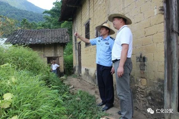 副县长,公安局长苏斌深入挂点村推进破旧泥砖房拆除工作