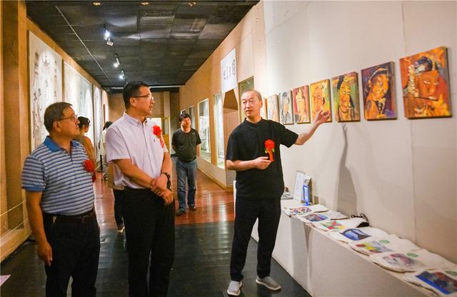 出家梵行六十餘載,曾任南京市佛教協會名譽會長,南京獅子嶺兜率寺方丈