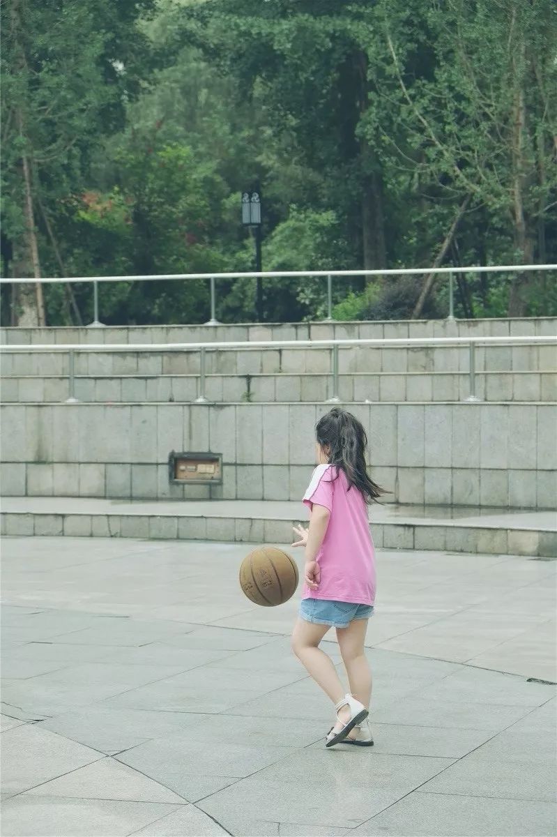 打篮球照片女背影图片