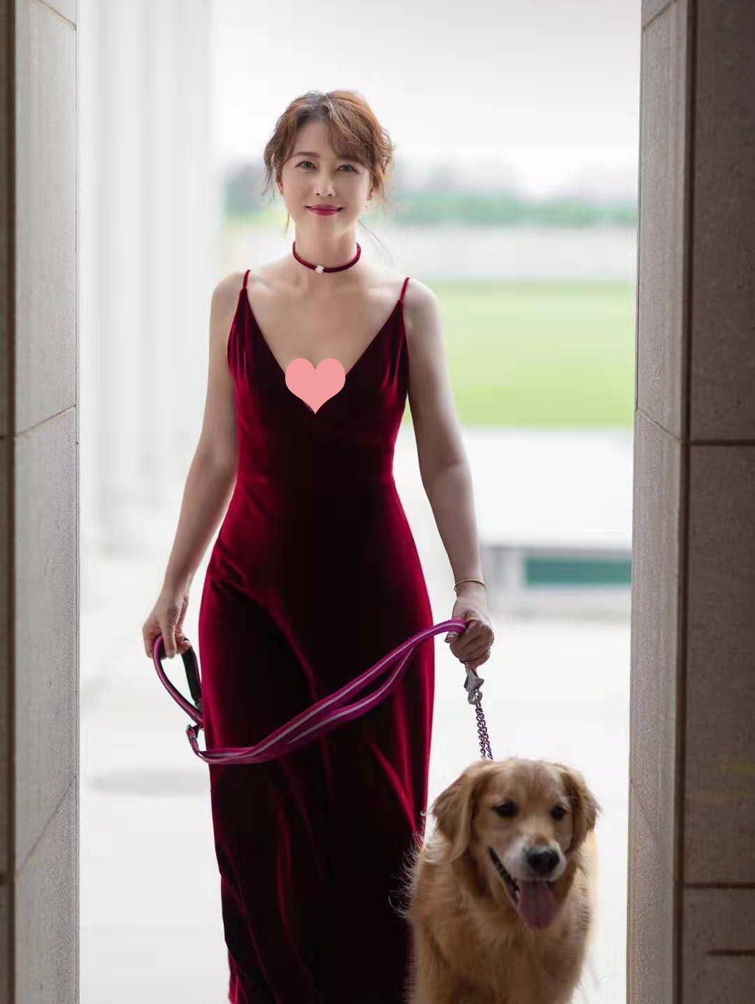 53岁周海媚不服老!深v领吊带连衣裙性感太有女人味,身材更惊艳