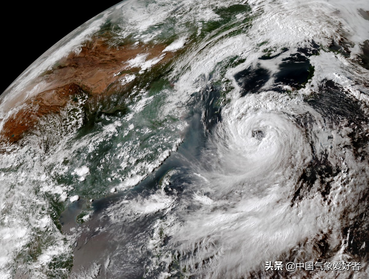 1.2米超级暴雨!超大型台风罗莎逼近日本,巨大"风眼"太空可见