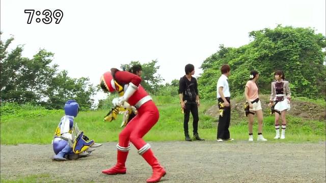 兽电战队强龙紫升级的兽电池把强龙红变成了霸王龙