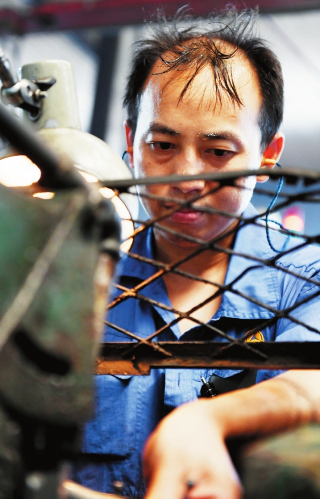 原创战高温斗酷暑:重庆高温下的最美劳动者 平凡岗位上挥洒汗水