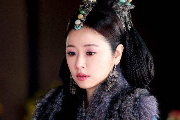 古装剧中的4个"皇后造型",陈乔恩端庄,她却备受质疑_头饰