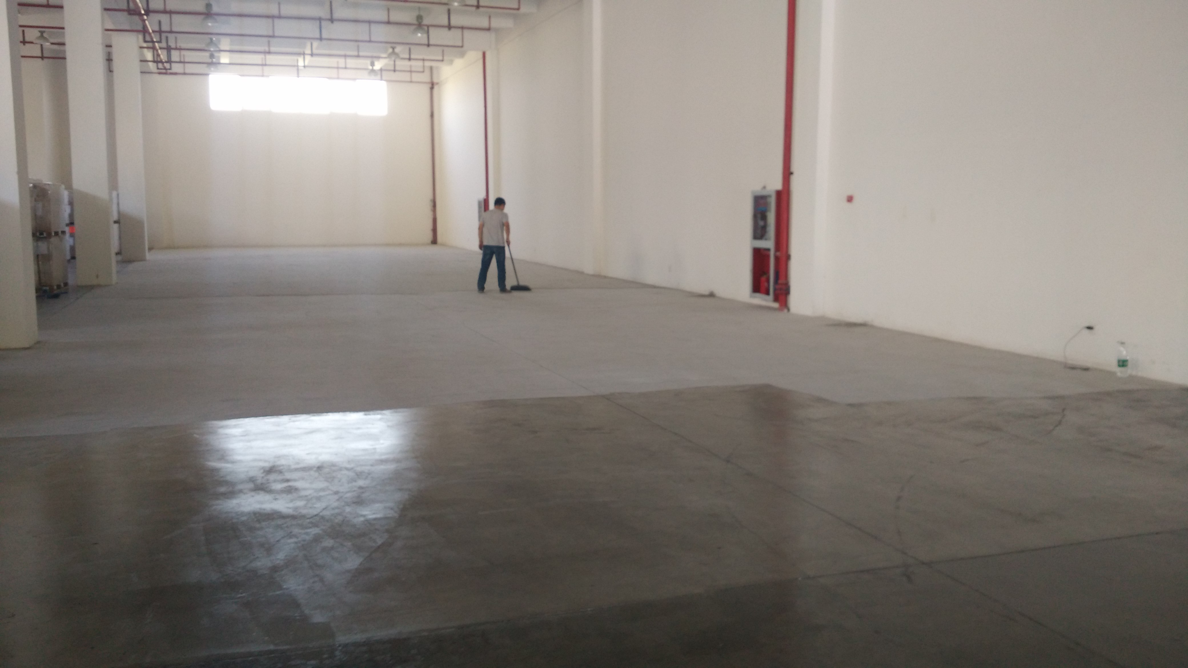 打磨抛光过的水泥地面起砂起灰怎么办