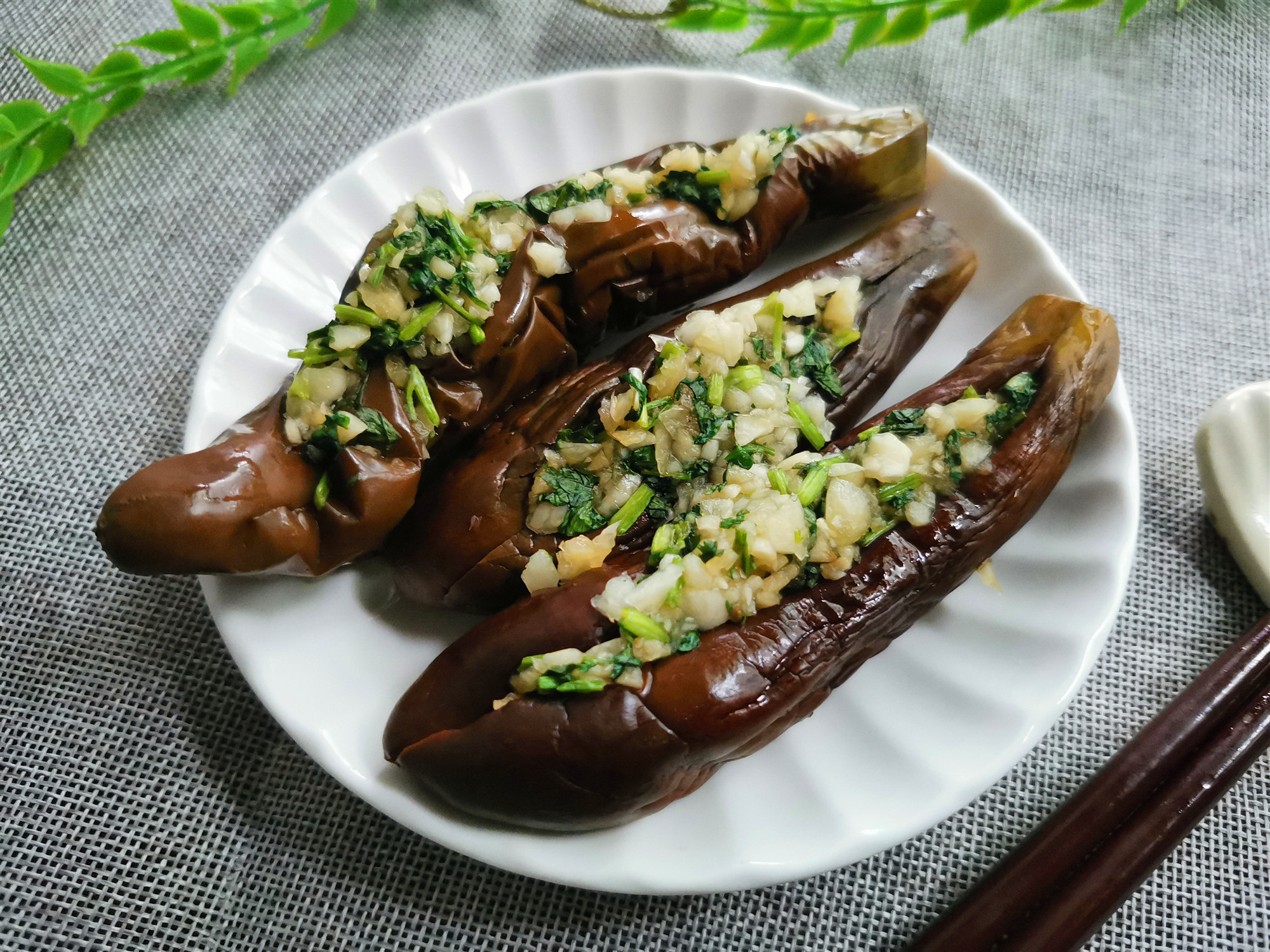 在东北的秋季,几乎家家都会腌制一些小咸菜,腌蒜茄子是非常受欢迎的