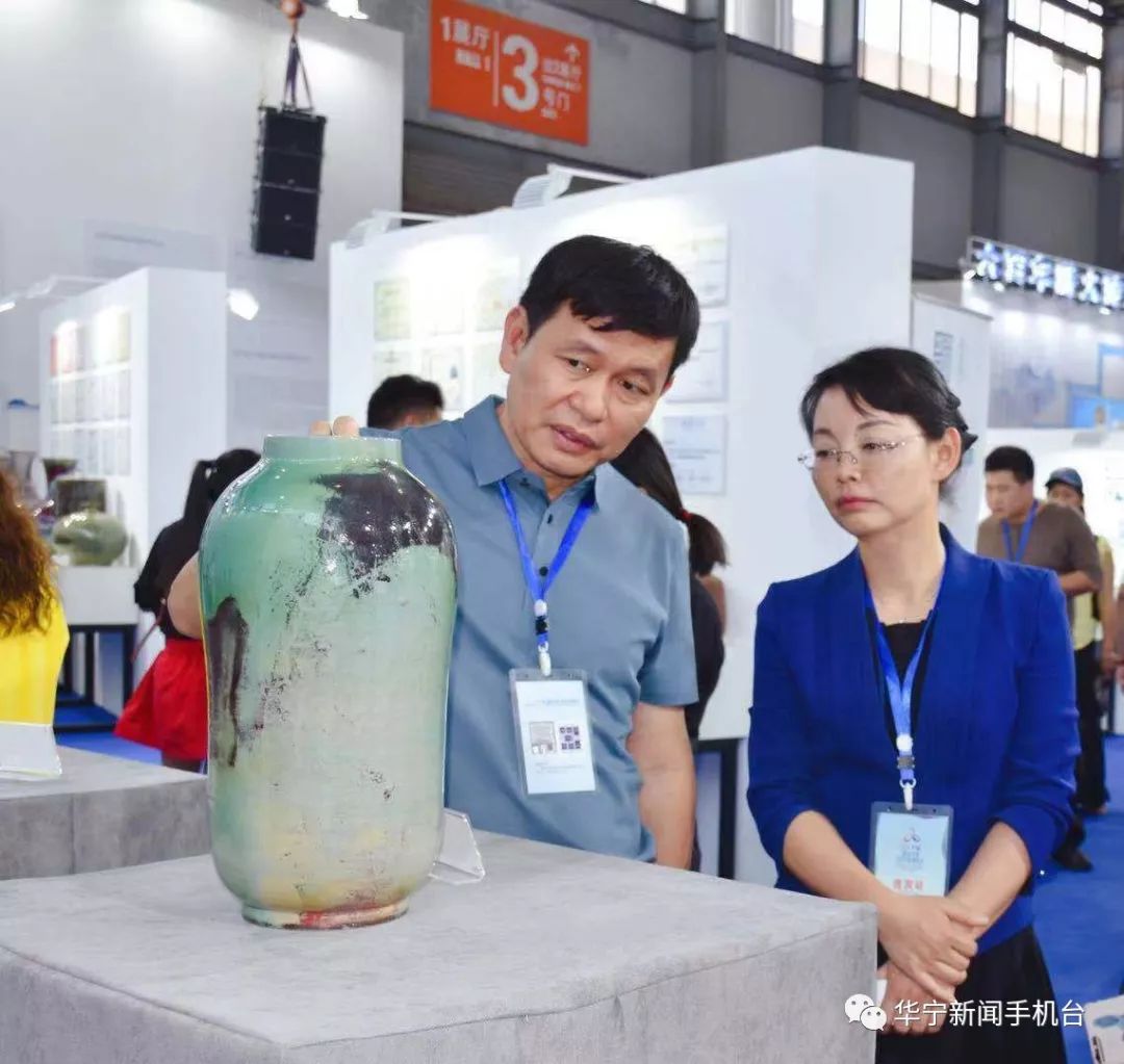 张燕华参加云南陶瓷产业发展暨"器聚春城"昆明国际陶艺展研讨会_华宁