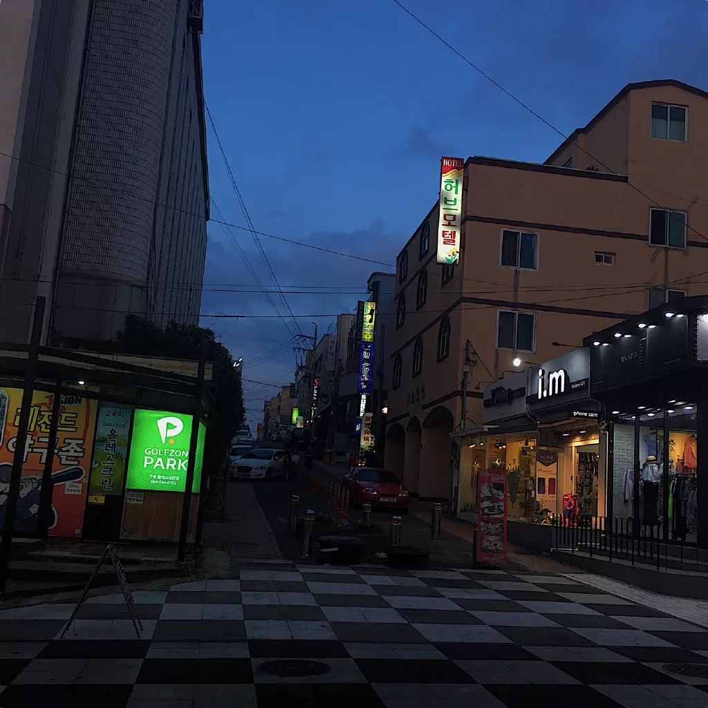 背景图朋友就像胸有大的也有小的有真的也有假的