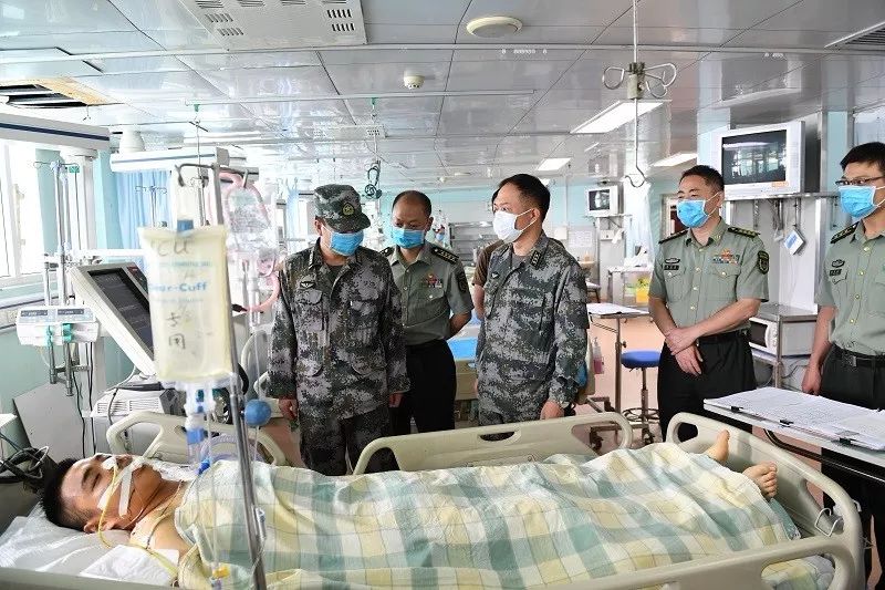 住院后,中部战区陆军保障部和医院领导迅速到达现场,全力指挥协调抢救