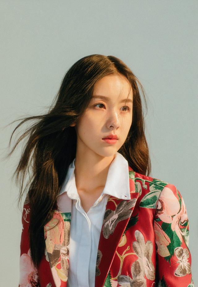 原创陈都灵军训素颜照曝光齐头帘马尾辫美好恬静颜值爆表