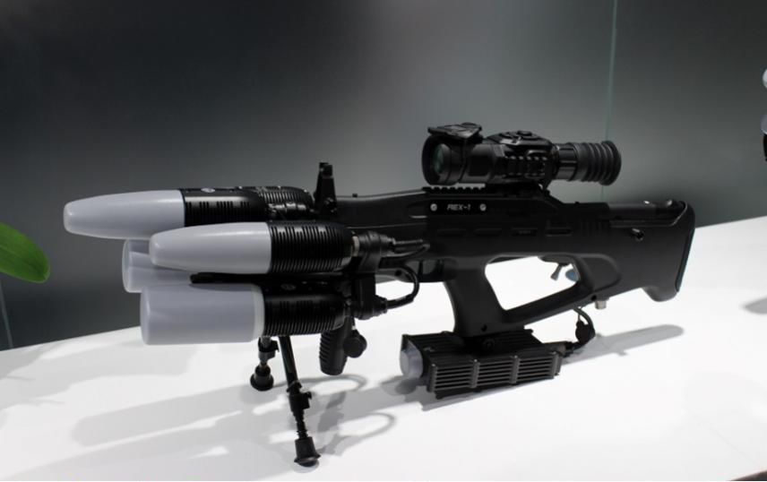 该系统主要使用多频干扰信号,因此该枪前部伸出的不是枪管,而是发射