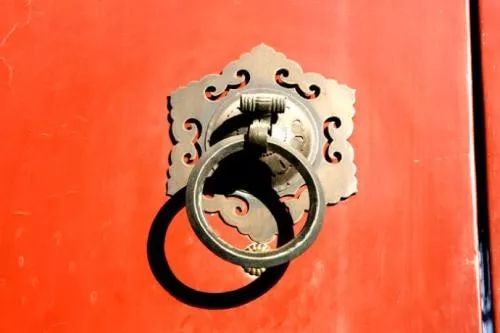 有人会把门环整个叫做"铺首",这就等于犯了把部