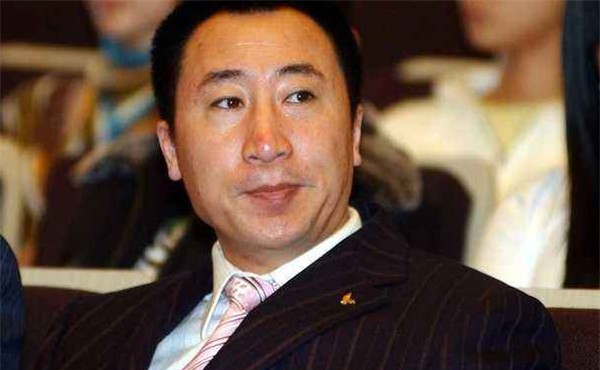 但是张小光因为在彰武站收费出口被收费杆砸到而身亡,他去世时年纪并