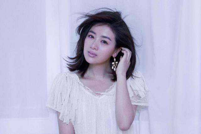 而他的老婆就是曾饰演《上错花轿嫁对郎》的杜冰燕的李琳,很多人都想