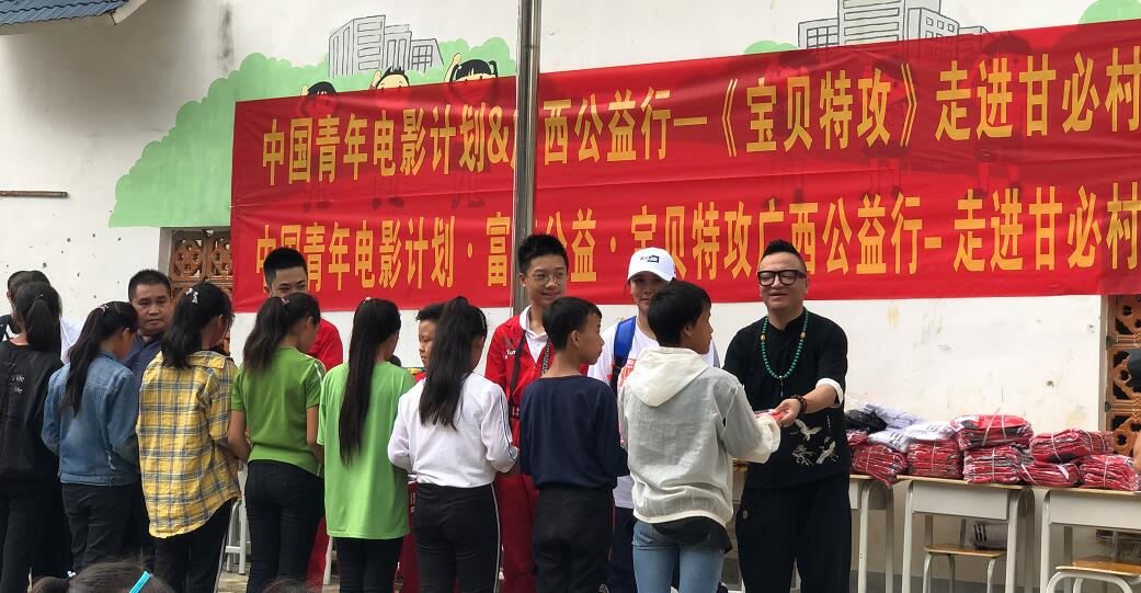 冯建铭自幼就在演艺圈道路上不断挑战自我,从小就热衷公益事业,成为