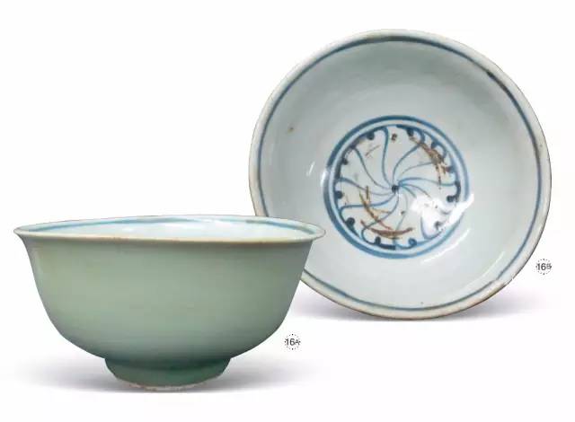 a. 明宣德—正统外青釉内青花月华纹碗