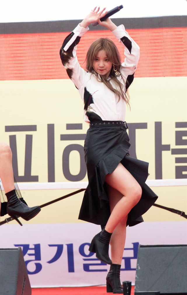 宋雨琦上台跳舞衬衫塞进半裙之后腰围成亮点真不能再长胖了