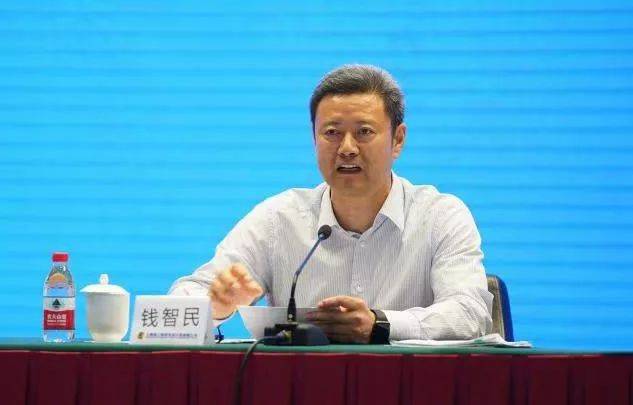 集团公司总经理助理兼人力资源部主任胡建东宣读有关干部任免决定